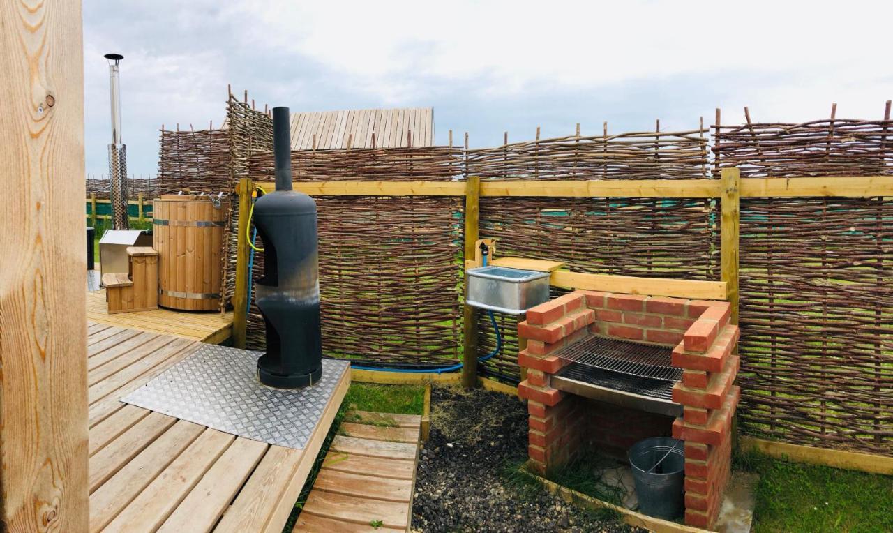 Lushna 8 Petite At Lee Wick Farm Cottages And Glamping Clacton-on-Sea Extérieur photo